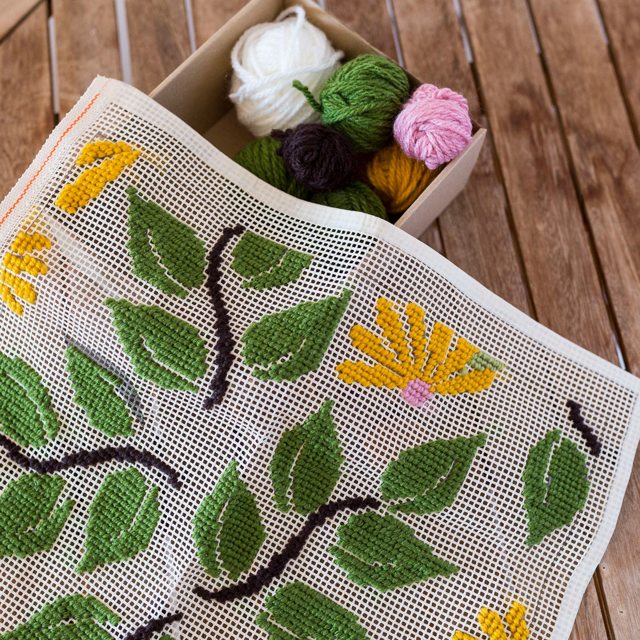 Kit de bordado sobre cañamazo | Floral