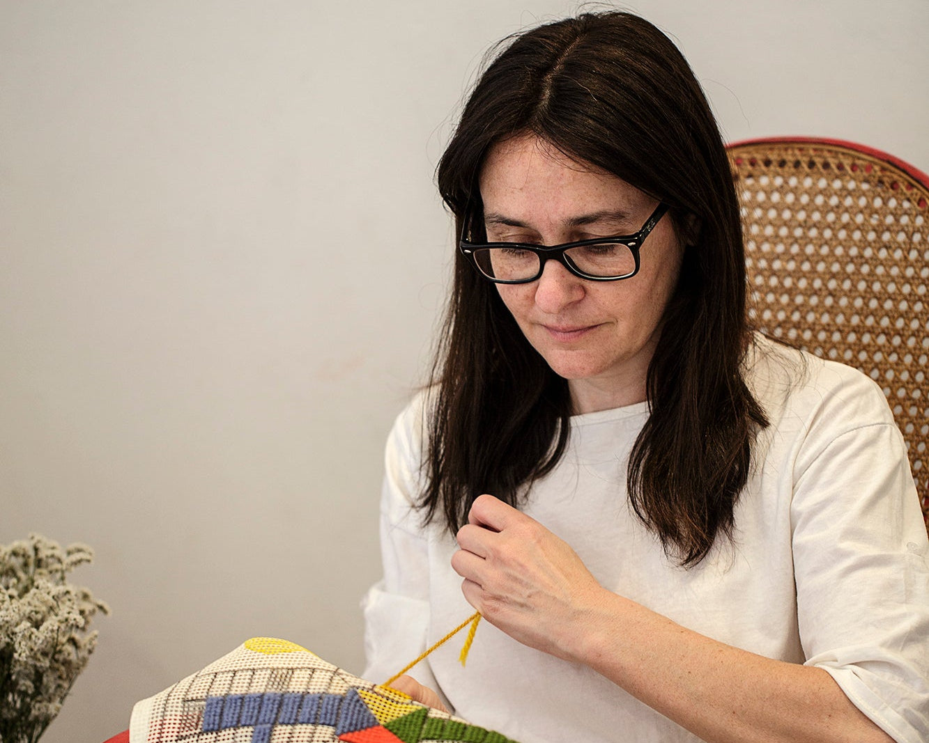 Laura, fundadora de Delicatela, bordando