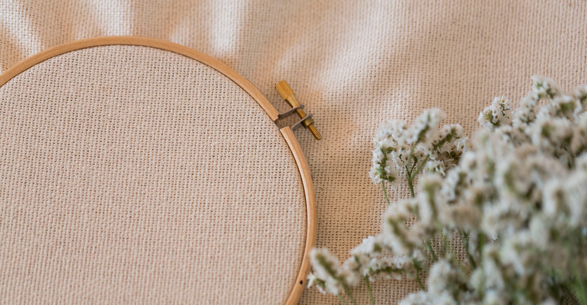 tela para bordar en punch needle en un bastidor de madera