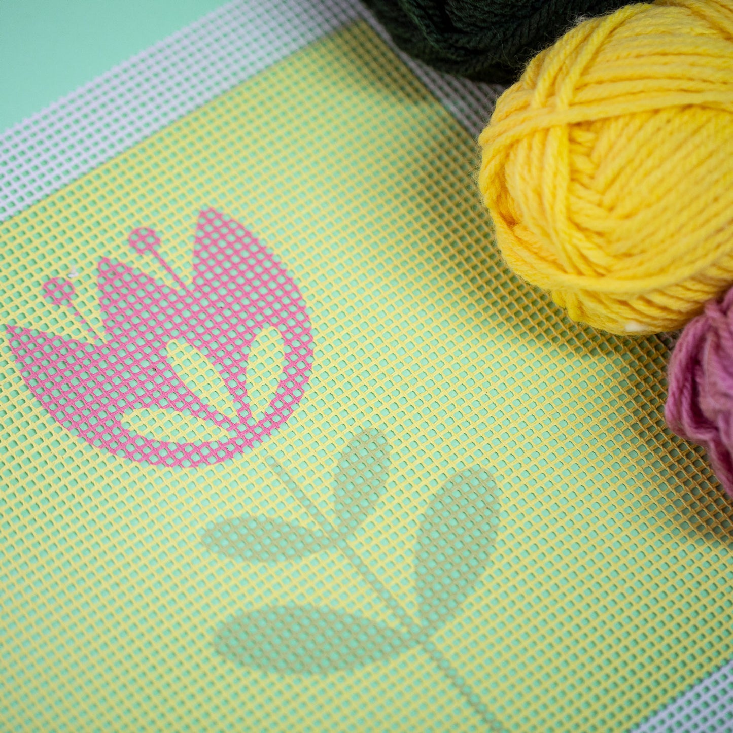 Kit de bordado Infantil sobre cañamazo | Tulipa