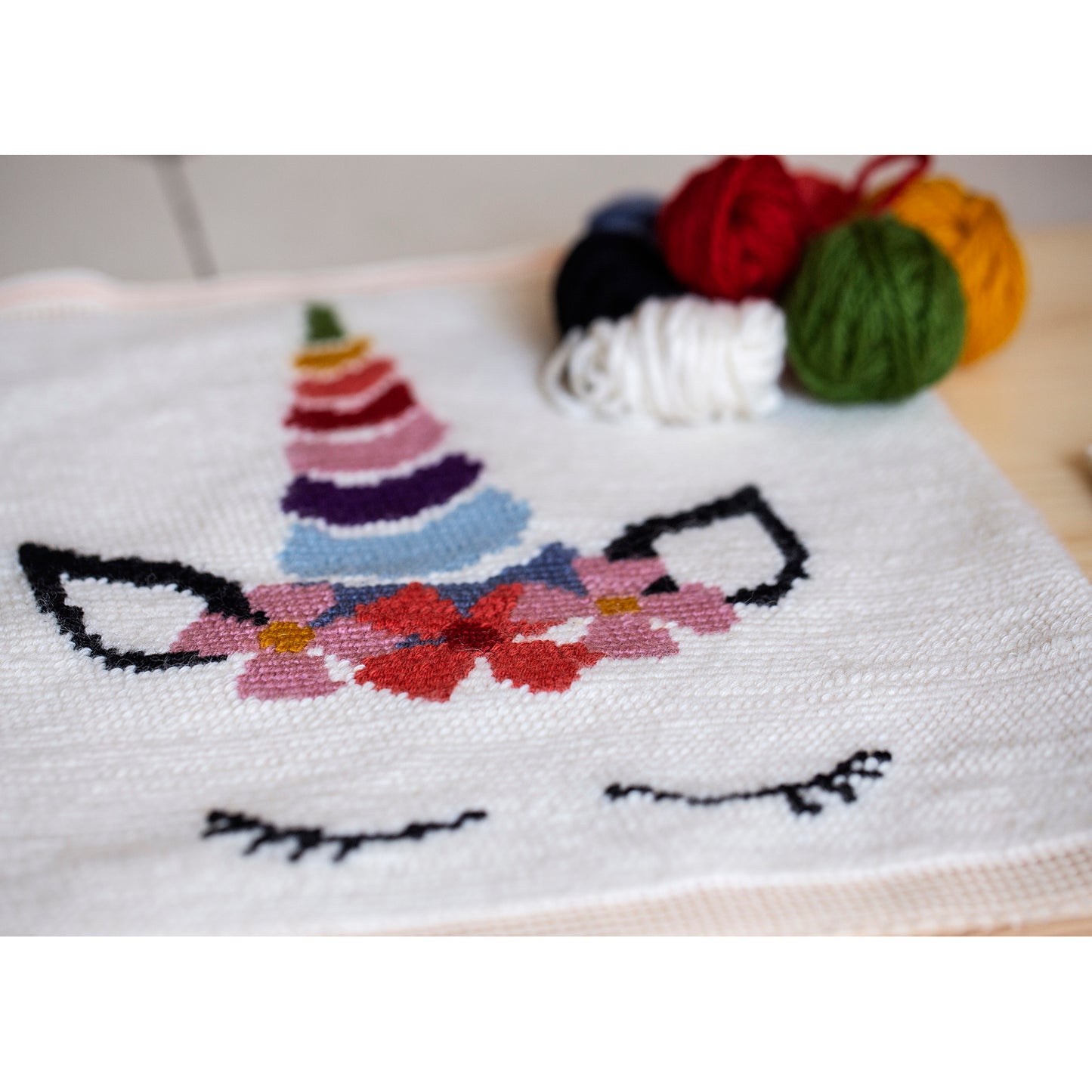 Kit de bordado sobre cañamazo | Unicornio